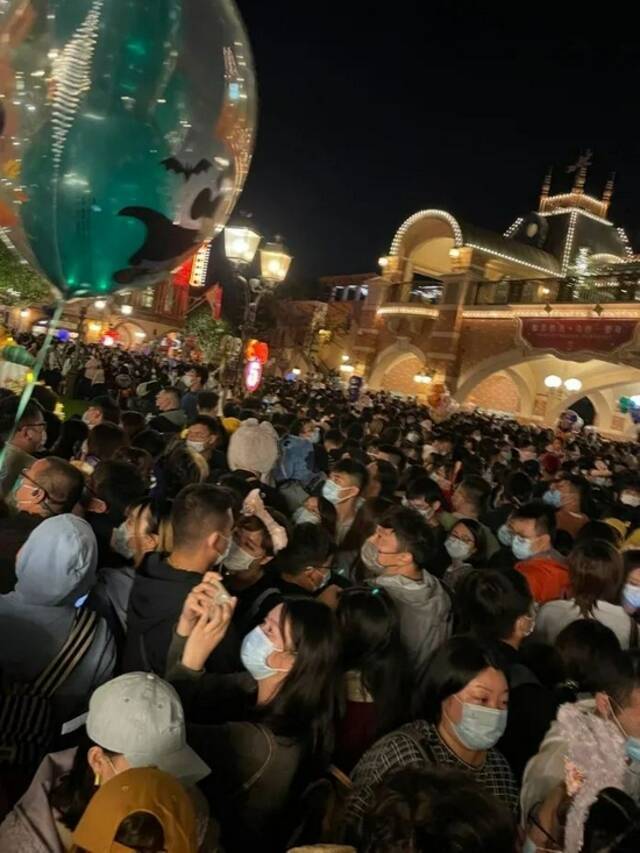  10月31日晚7点半左右，迪士尼乐园内的游客正在排队等待核酸检测。图片来源/受访者提供