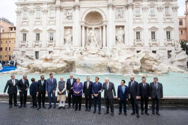 当地时间2021年10月31日，意大利罗马，G20领导人第十六次峰会举行，各国领导人参观特雷维喷泉。图/IC photo