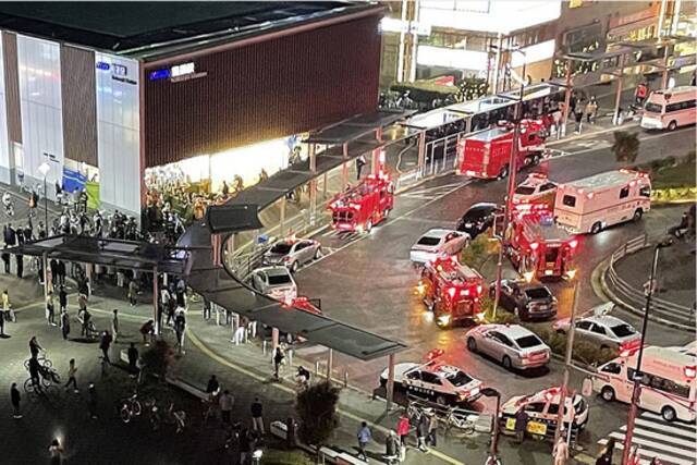 日本东京一列车上10月31日晚发生持刀伤人并纵火事件，致17人受伤