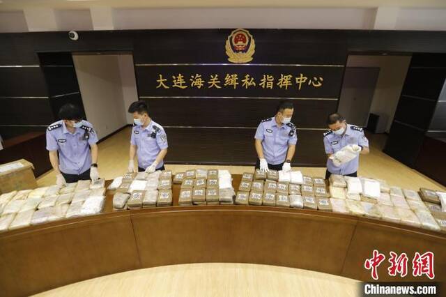 图为大连海关缉私民警清点查获的走私毒品。林戈摄