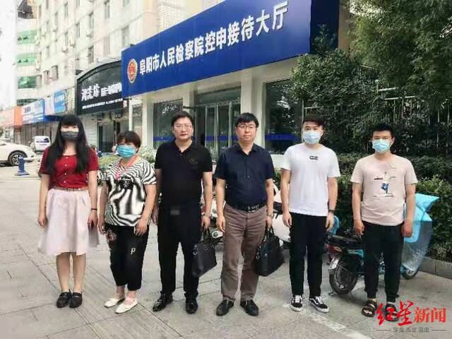 ▲周兆成律师和死者家属合影