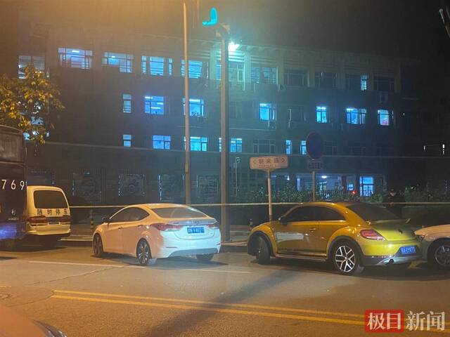 北京两例阳性人员轨迹涉朝阳：两所学校紧急封闭，家长深夜送衣