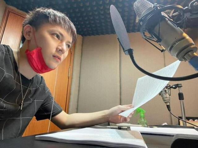 张宇豪长大淡出荧光幕，现在是专业配音员。