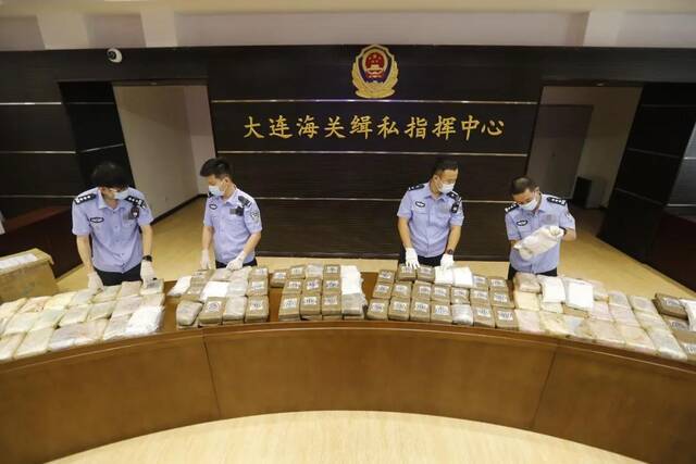 大连海关缉私民警清点查获的走私毒品。林戈摄