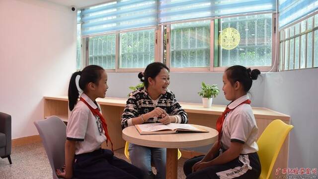 家庭是人生的“第一所学校”，也是家风养成的重要场所。图为梧州市长洲区大塘街道党员干部黄超和双胞胎女儿一起探讨制定家规家训。（梧州市长洲区纪委监委曾铭茹/摄）