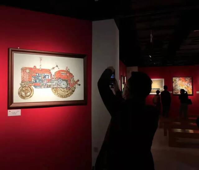 龚余辉瓷器艺术作品亮相武汉设计双年展