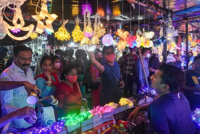 印度民众为庆祝排灯节做准备
