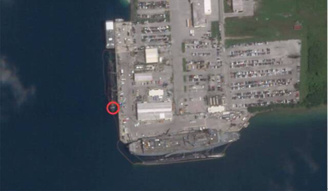 10月27日的卫星照片显示，“康涅狄格”号的艇艏部位受损严重