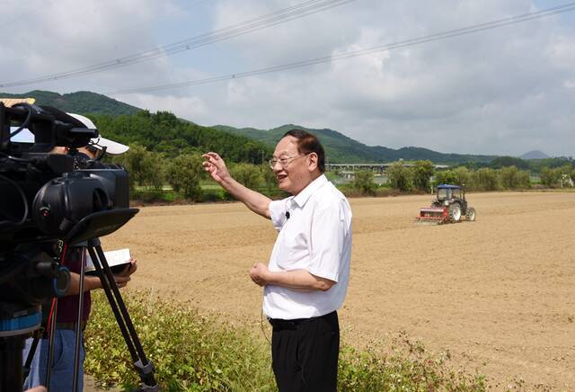 罗锡文院士在水稻无人农场接受采访（资料图）