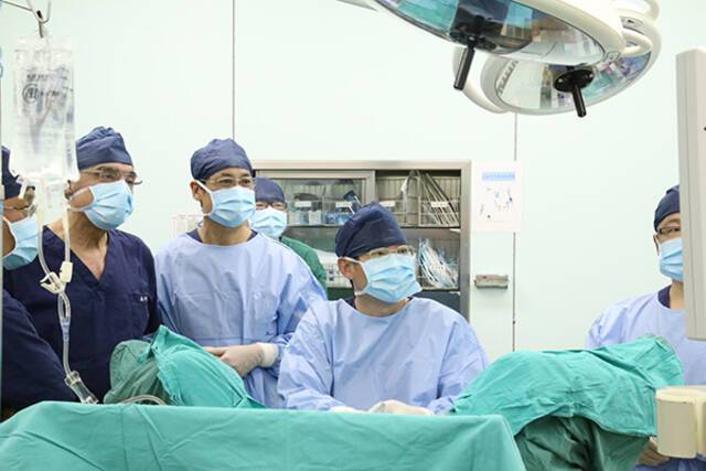 上海市第一人民医院泌尿外科团队在法国专家面前演示经尿道铥激光剥橘式前列腺切除术。本文图均为上海市第一人民医院供图