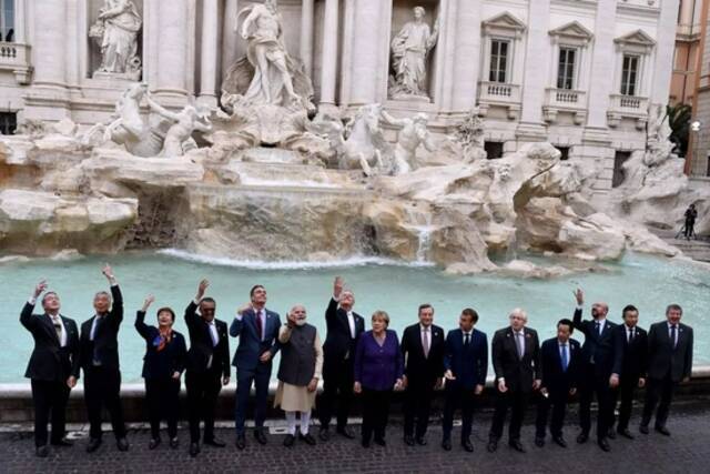 G20领导人们向罗马许愿池投掷硬币。图源：澎湃新闻