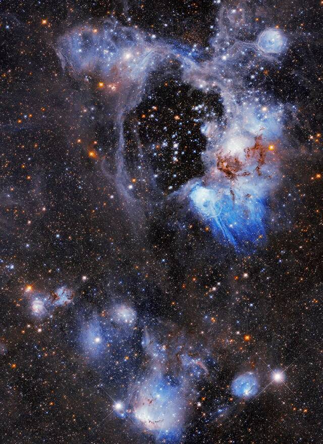 哈勃太空望远镜新图像展示“超级泡泡”星云洞N44