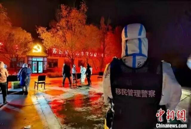 内蒙古额济纳，战疫中的移民管理警察。图/中新网