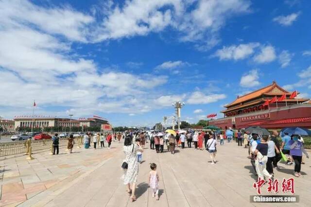 资料图：北京天安门广场游客众多。中新社记者贾天勇摄