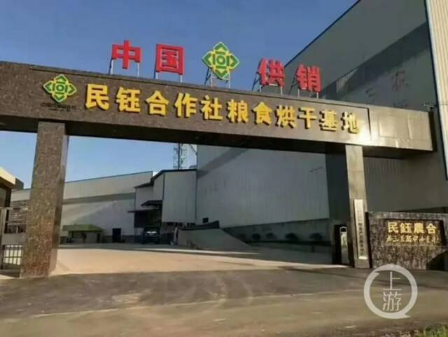 ▲胡先生介绍，民钰合作社在新余设有江西最大的粮食烘干厂。图片来源/公众号“供销合作金融”