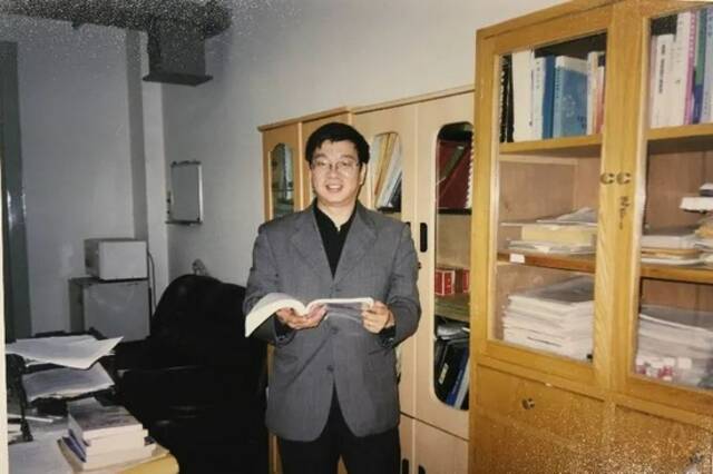  2000年，赵东元在复旦大学邯郸校区化学西楼