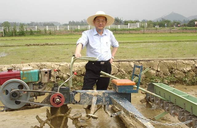 那个“开直播机的老头”又火了！他说，下辈子还选农机！