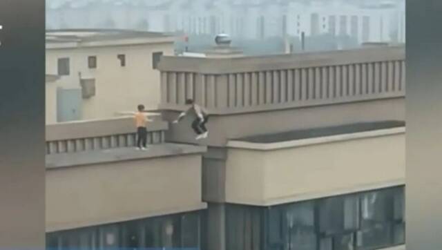 两个男孩在楼顶玩耍。网传视频截图