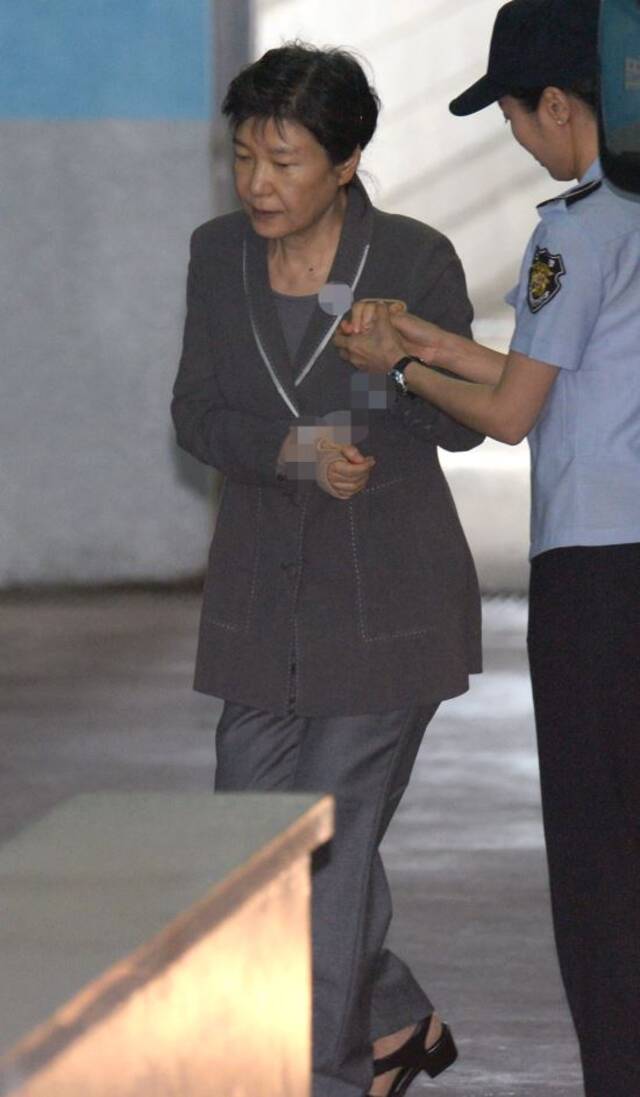 朴槿惠被捕后出庭受审。
