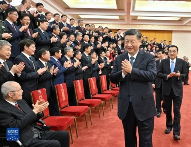 中共中央国务院隆重举行国家科学技术奖励大会 习近平出席大会并为最高奖获得者等颁奖 李克强讲话 王沪宁出席 韩正主持