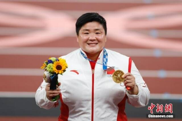 当地时间8月1日晚，中国选手巩立姣在领奖台上展示金牌。当日，在东京奥运会田径女子铅球决赛中，中国选手巩立姣夺得冠军。中新社记者富田摄