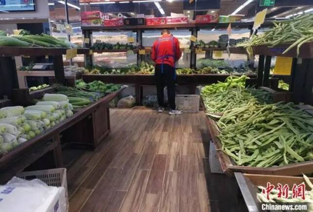 北京市西城区某超市蔬菜区。中新网记者谢艺观摄