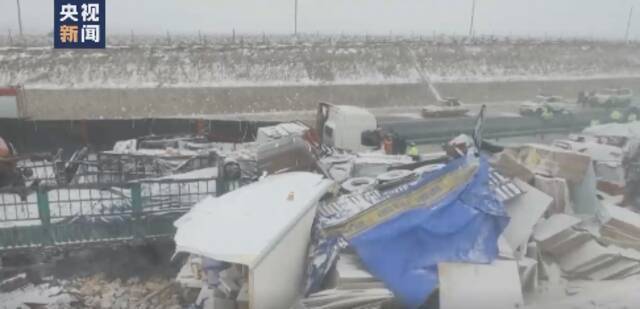 内蒙古降雪致荣乌高速多车连环相撞 多部门全力救援