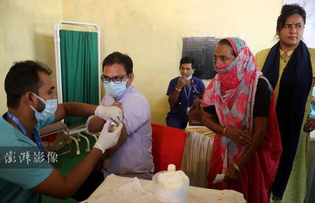 当地时间10月26日，印度新德里，民众接种新冠疫苗。图自澎湃影像
