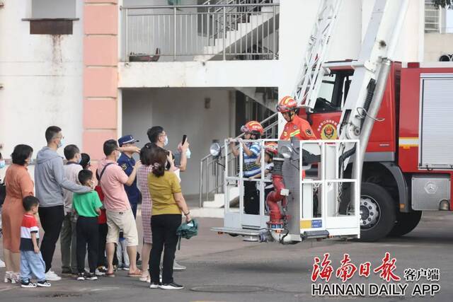 海南消防举行新闻媒体通气会暨 “记者变身消防员”体验活动