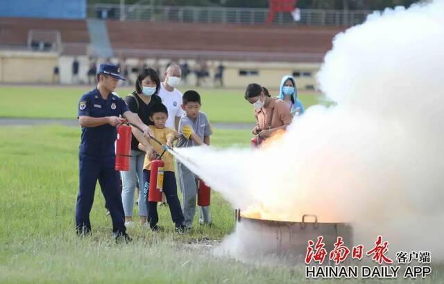 海南消防举行新闻媒体通气会暨 “记者变身消防员”体验活动