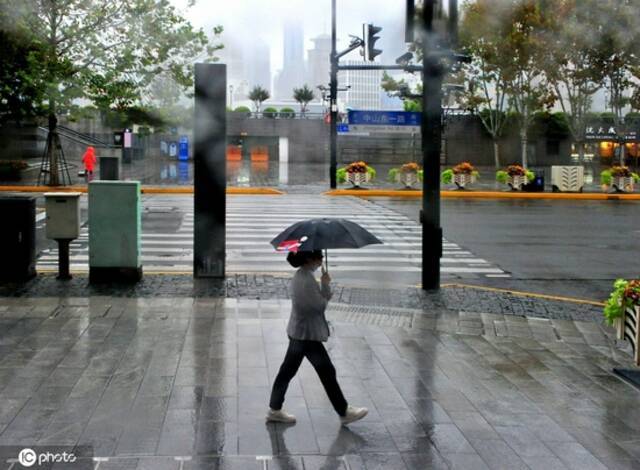 上海迎来秋雨 下周一将出现“断崖式”降温