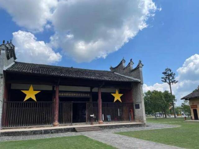 瑞金叶坪村中华苏维埃共和国临时中央政府旧址，原系谢氏宗祠。