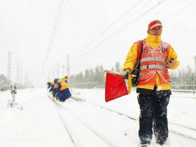 山东降雪致部分列车晚点 铁路部门启动应急预案