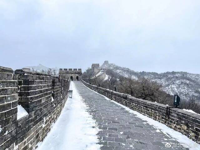 雪后的长城宛若一幅水墨丹青