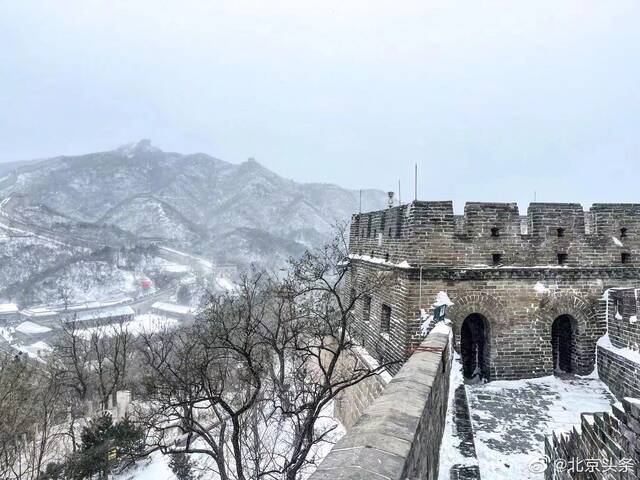 雪后的长城宛若一幅水墨丹青