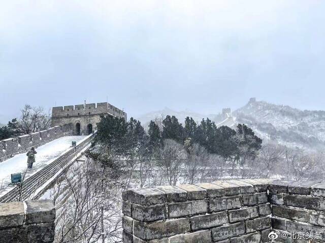 雪后的长城宛若一幅水墨丹青