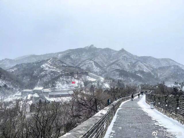 雪后的长城宛若一幅水墨丹青