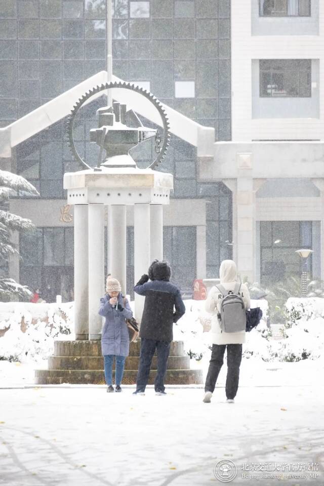 初雪交大！美极了，暖极了！