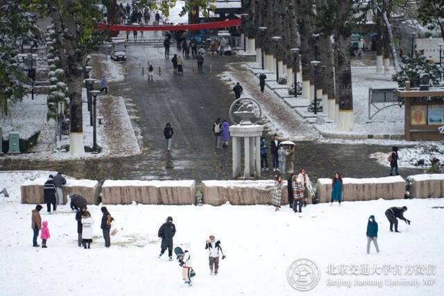 初雪交大！美极了，暖极了！