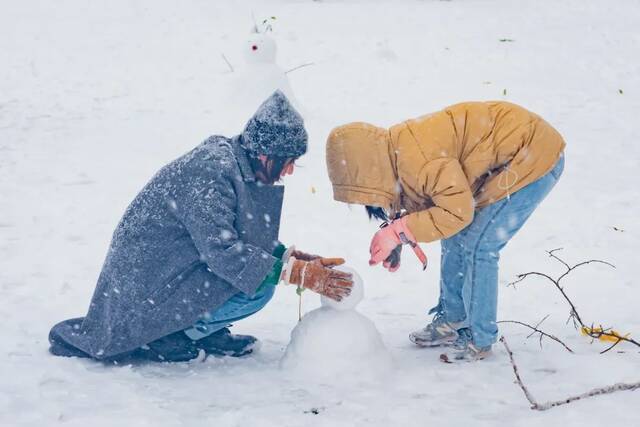 立冬初雪至，中传美如画