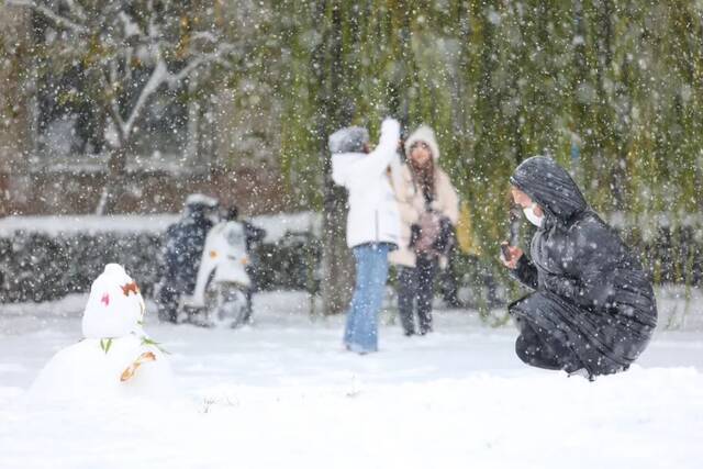 立冬初雪至，中传美如画