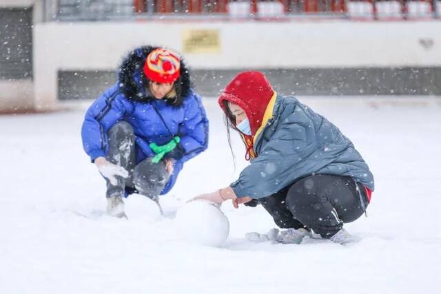 立冬初雪至，中传美如画