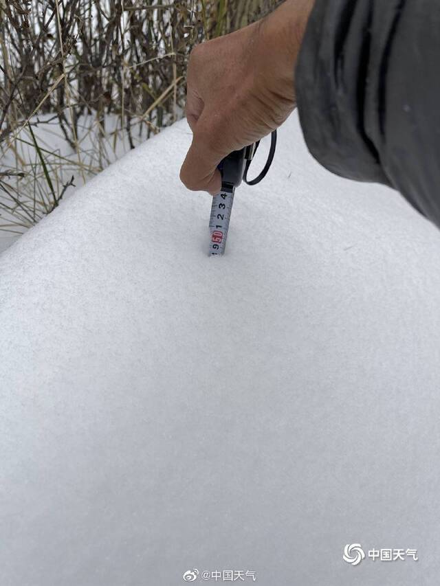 北京延庆大雪堵门 部分地区积雪深达半米