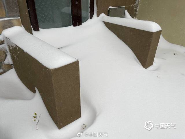 北京延庆大雪堵门 部分地区积雪深达半米