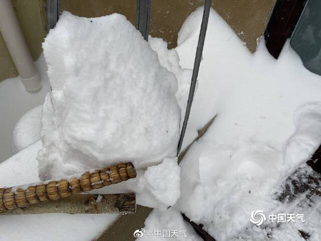 北京延庆大雪堵门 部分地区积雪深达半米