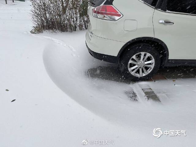 北京延庆大雪堵门 部分地区积雪深达半米