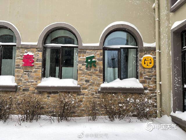 北京延庆大雪堵门 部分地区积雪深达半米