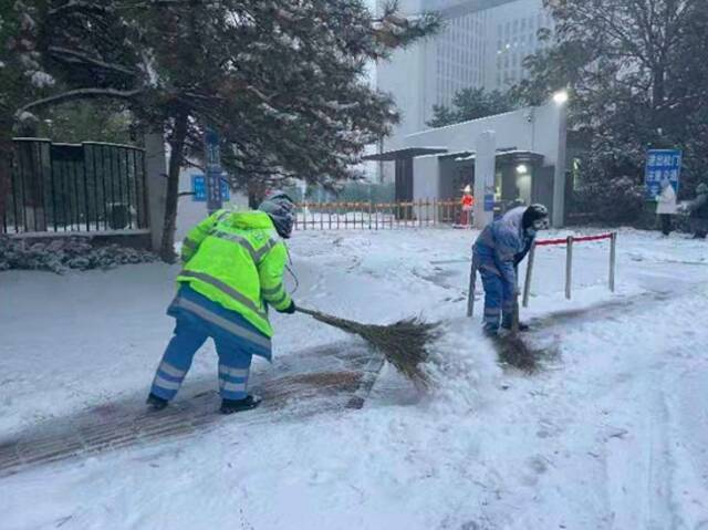 桥面匝道降雪前已播撒融雪剂