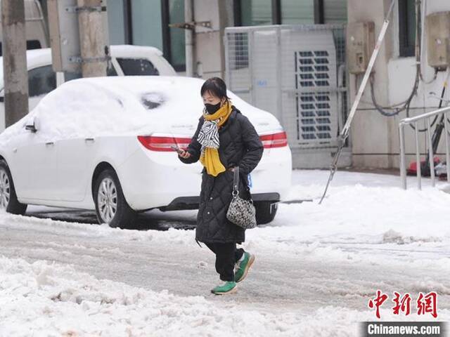 直击长春雨雪天气：街道如冰场 市民出行难