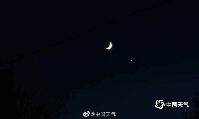 北京上空金星伴月